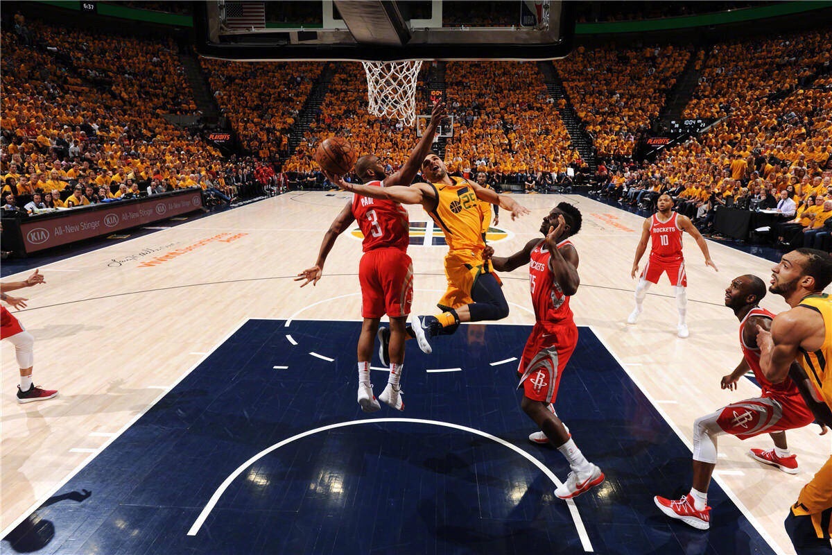 天津队轻取上海队，米切尔点燃赛场