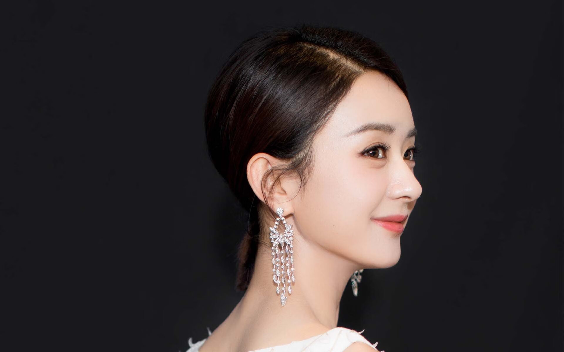 从团队统治到个人英雄，足球世界的多元魅力—观丹麦完胜伊拉克与梅西再现关键先生本色有感